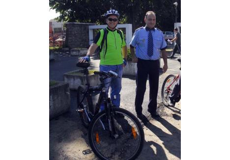 IEFTIN ŞI SĂNĂTOS. Pe lângă că îl ajută să economisească bani, bicicleta e pentru Ciprian Bodea (foto stânga) şi o modalitate de a-şi menţine condiţia fizică. "O plimbare pe două roţi te revigorează", spune el